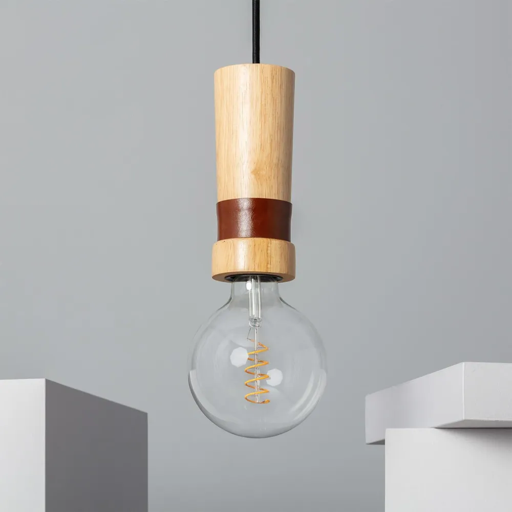 Plafonnier à lumière directionnelle Suspension en bois Túria avec éclairage LED intégré.
