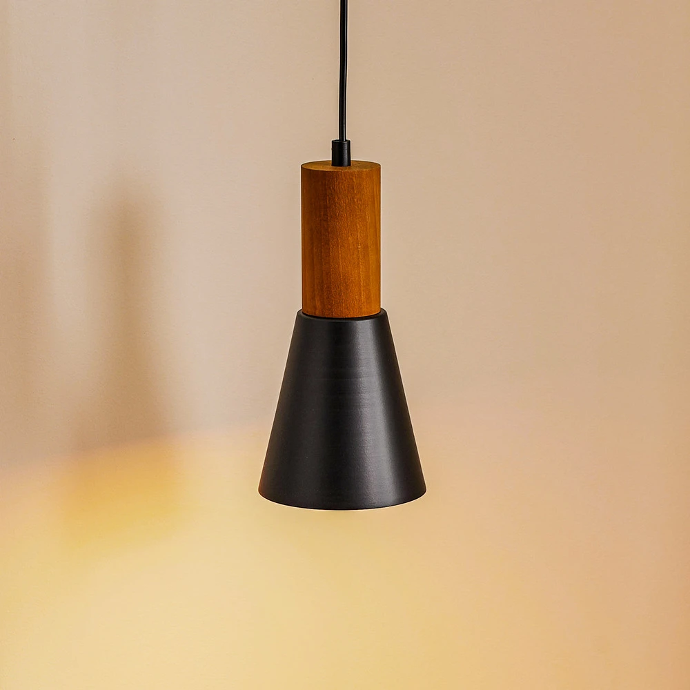 Plafonnier à lumière directionnelle Suspension Esma, noire, finition bois, une lampe