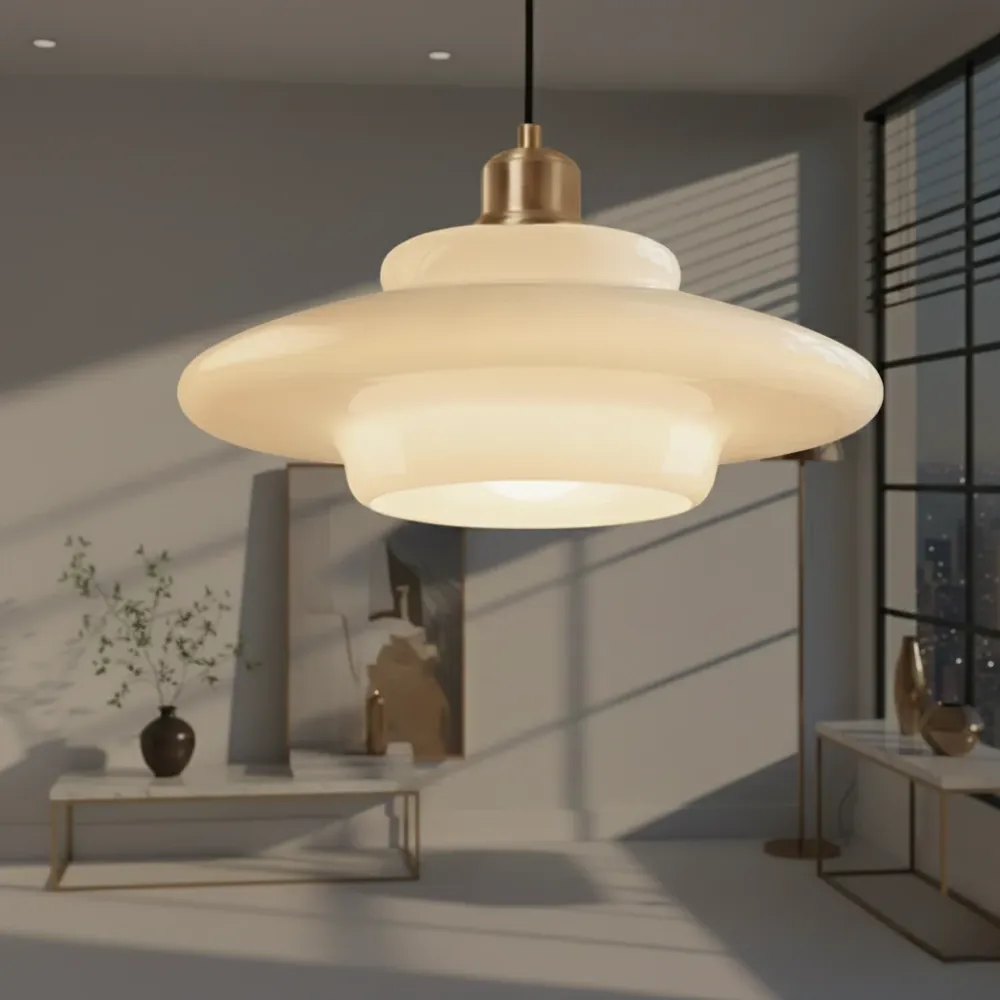 Plafonnier à lumière directionnelle Suspension En Verre Opalin Blanc Avec Détails En Laiton, Style Mid-Century Récent