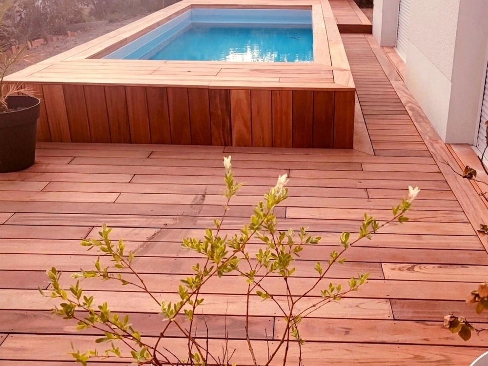 Pack total 25m² lame de terrasse muiracatiara lx1550mm avec lambourde, vis, cale de ventilation, plot pvc et bande bitumin...