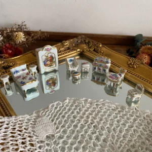 Miniatures mobilier de maison en porcelaine de Limoges